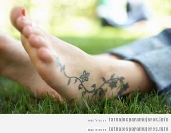 Tatuaje de flores en el pie de una chica