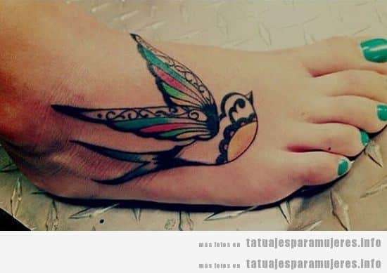 Tatuaje de un pájaro en el pie para mujeres y chicas