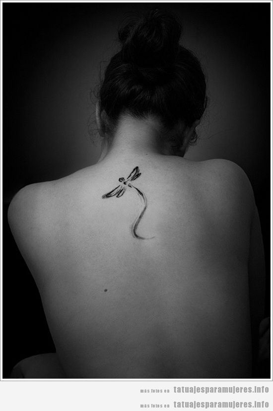 Tatuaje para chicas, libélula en la espalda