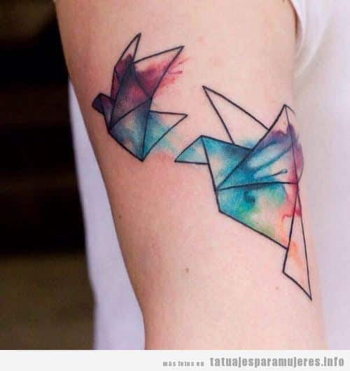 Tatuaje para mujer en el brazo, pájaros de origami estilo acuarela