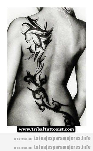 Tatuaje para mujeres, un tribal en la espalda