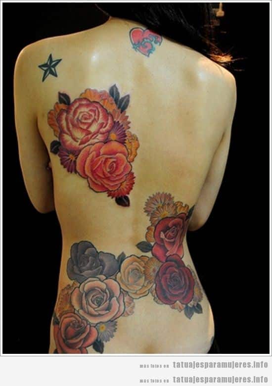 Tatuaje de mujer, rosas en la espalda