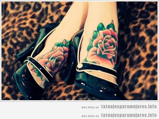 Tatuaje para mujer, rosa en el pie estilo pin up