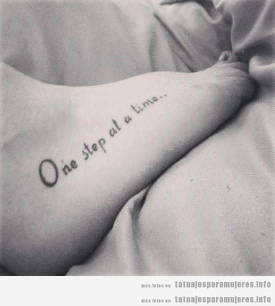 Tatuaje para mujer en el pie, frase con mensaje
