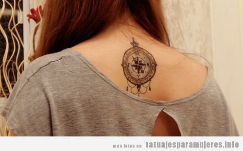 Tatuajes bonitos para mujeres, una brújula antigua en la espalda
