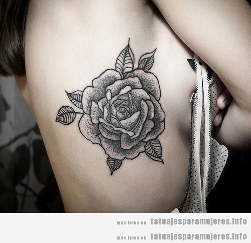 Tatuaje para mujer de una rosa en el costado