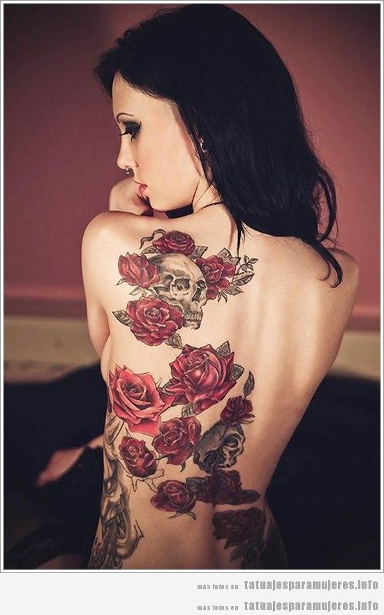 Tatuaje para mujeres de rosas y calaveras en la espalda