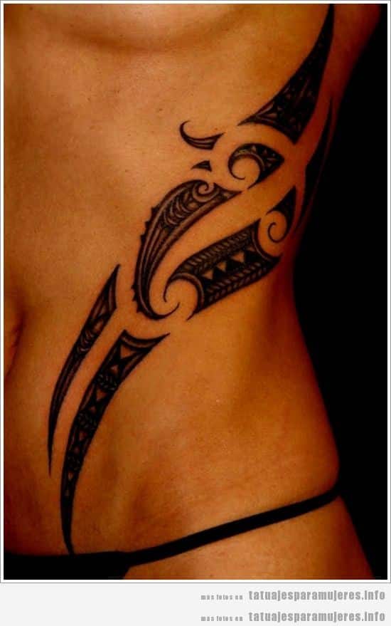 Diseño de tatuaje maorí para chica en el costado