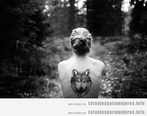 Tatuaje de un lobo en la espalda