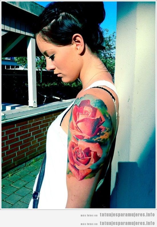 Tatuaje mujer rosas realistas en el hombro