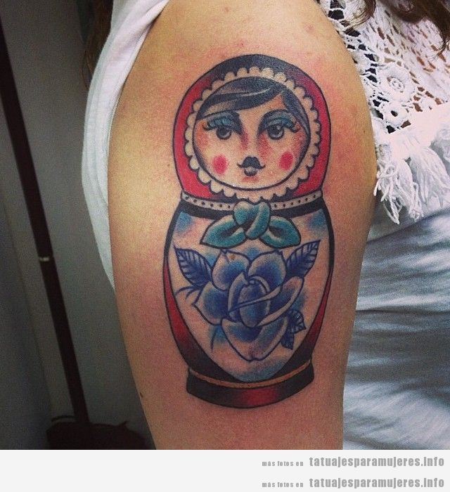 Tatuaje para mujeres, matrioska rusa en el brazo