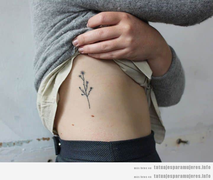 Tattoo pequeño para chica, flor en el costado