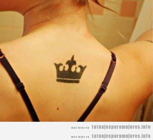Tauaje para mujeres, una corona en la espalda