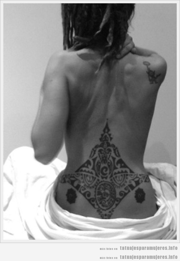 Tatuaje tribal en la parte baja de la espalda para chica