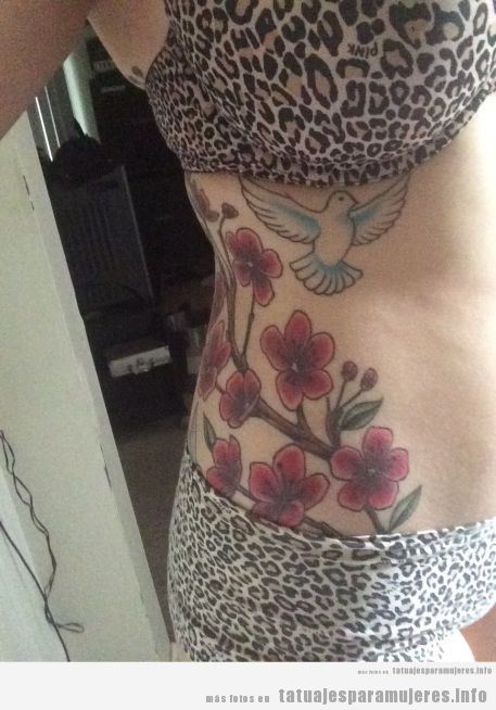 Tatuaje para mujer, flores cerezo y pájaro