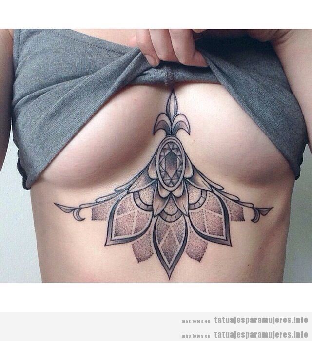 Ideas tatuajes para mujeres debajo del pecho