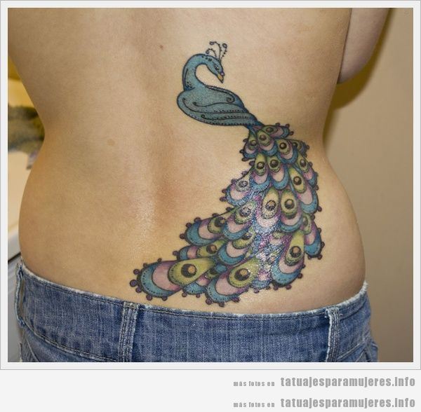 Tatuaje para mujer, pavo real en la espalda
