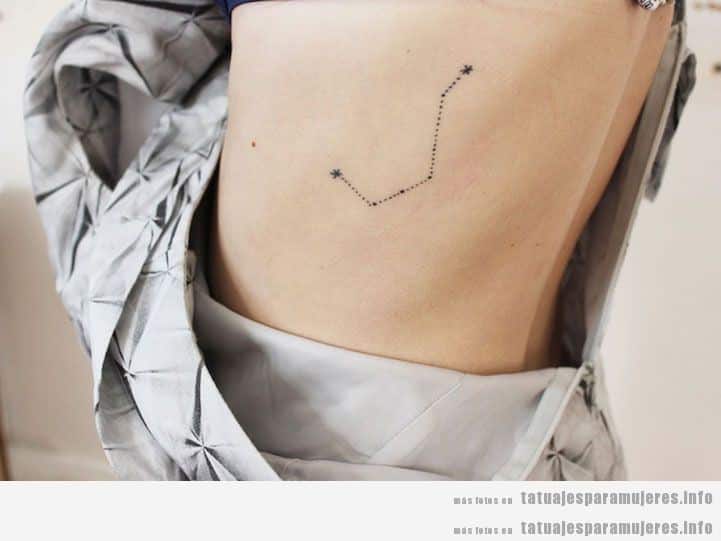 Tatuaje pequeño para chicas, constelación de estrellas