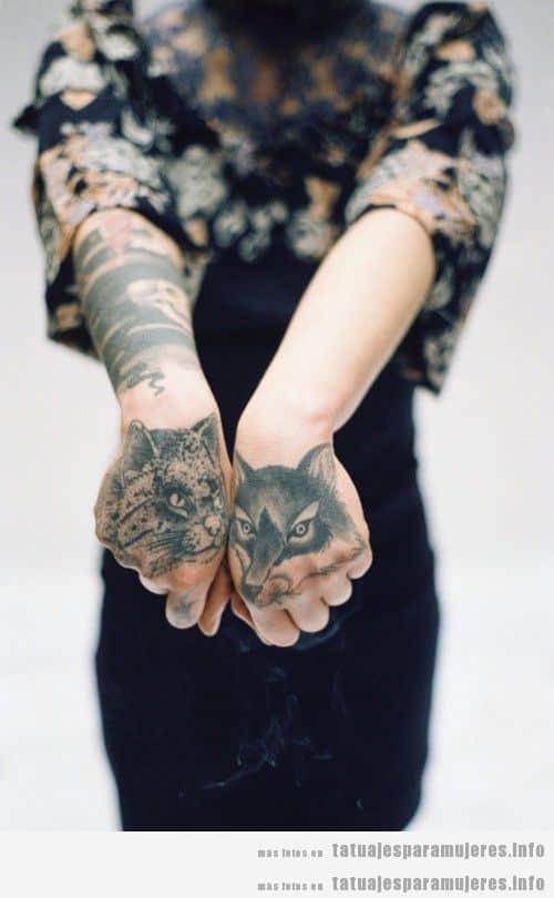 Tatuajes de un zorro y un gato en ambas manos