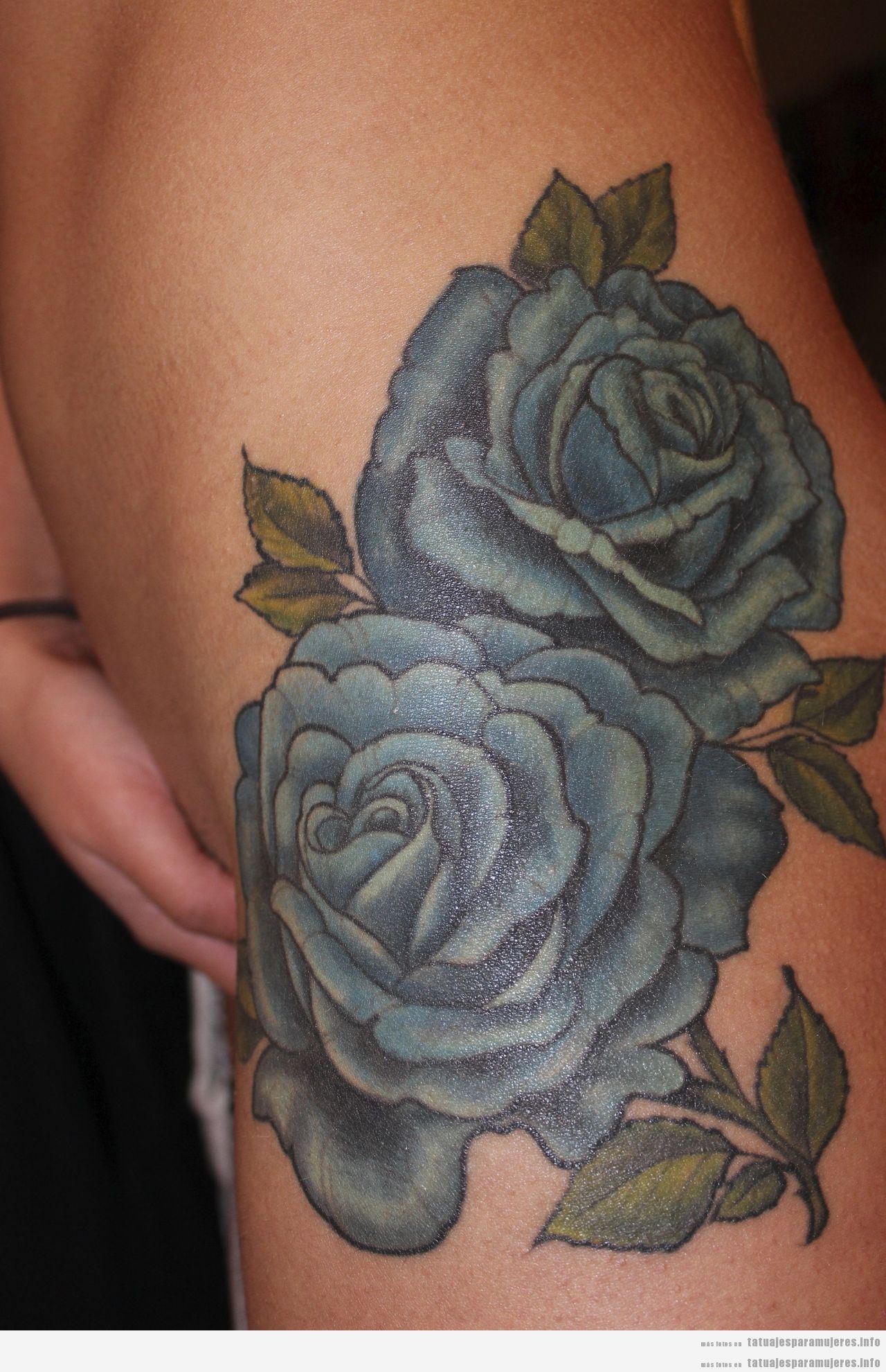 Tatuaje para mujeres, rosas azules en el costado