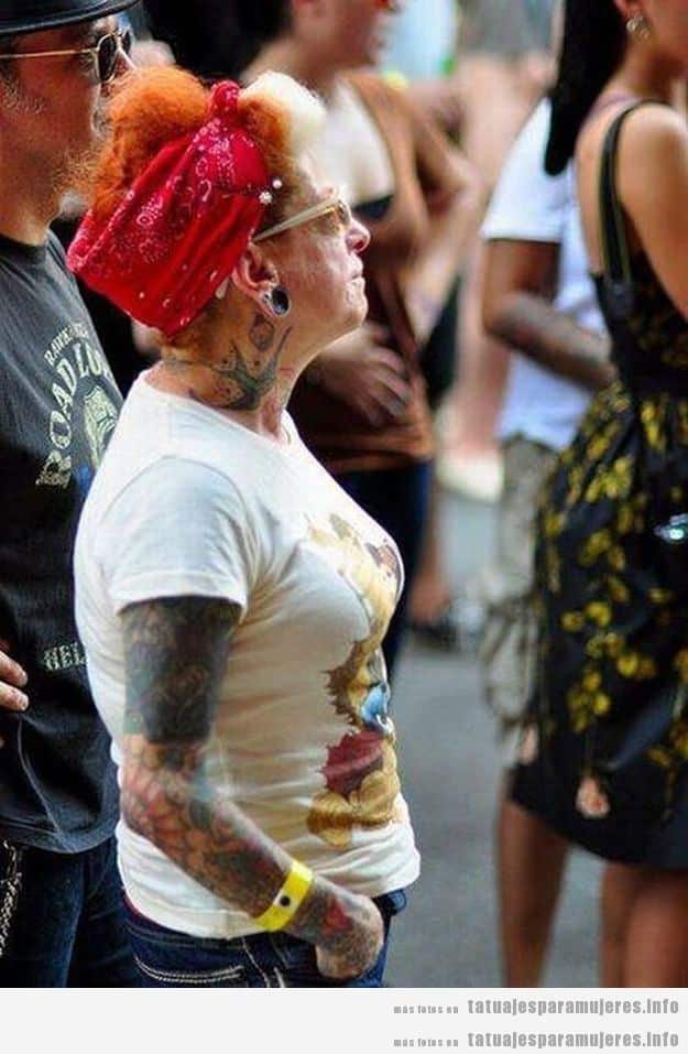 Foto de una mujer mayor llena de tatuajes