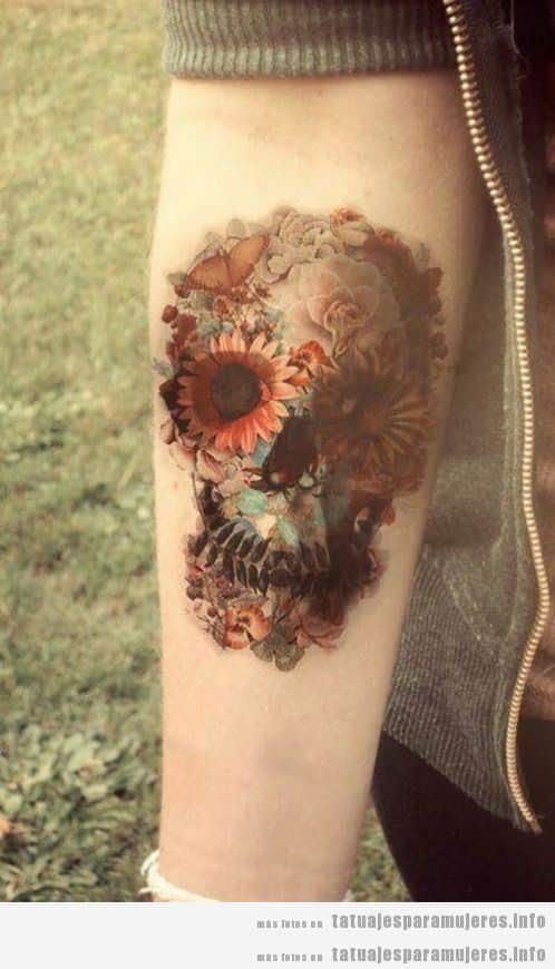 Tattoo de mujer en antebrazo, calavera hecha con flores