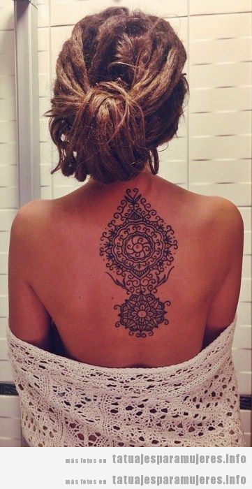 Tatuaje henna mandala en la espalda de una chica