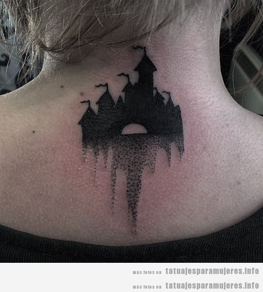 Tatuaje mujer castillo Disney en la nuca
