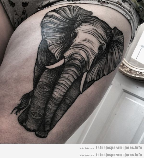 Tatuaje para mujer, elefante en un muslo