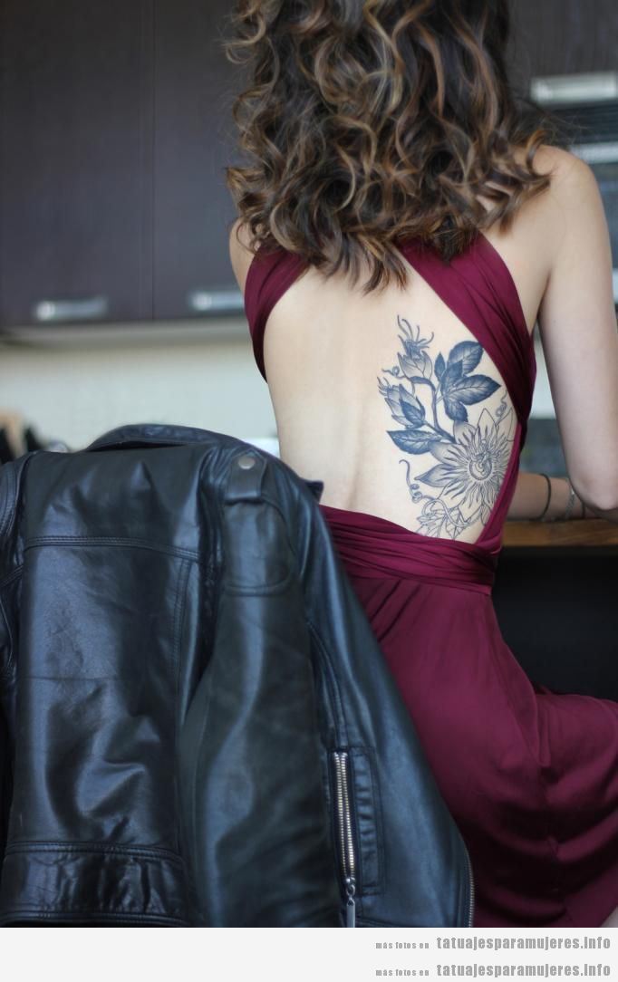 Tatuaje sexy de flores en la espalda