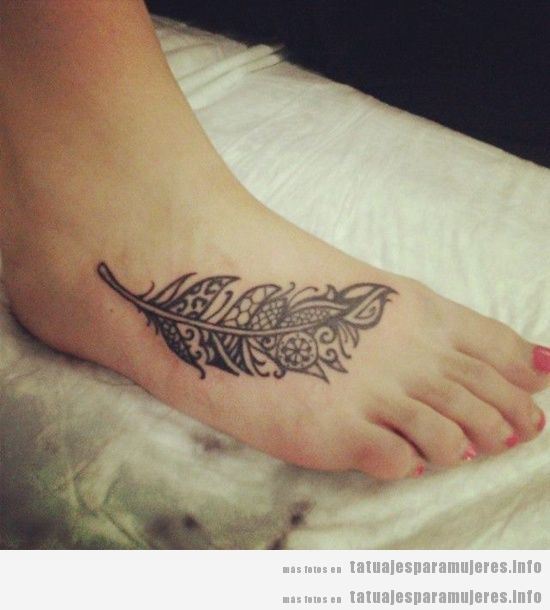 Tatuaje mujer, pluma geométrica en el pie