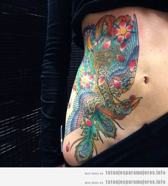Tatuaje mujer, pavo real colores en la barriga