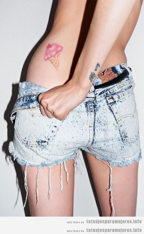Tatuaje para mujer en la parte baja de la espalda, cono de helado