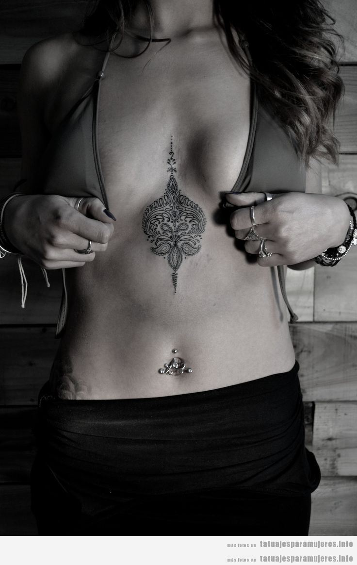 Tatuaje estilo hindú entre los pechos