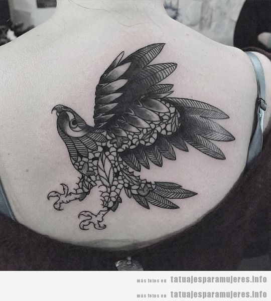 Tatuaje de un águila estilo artístico en la espalda