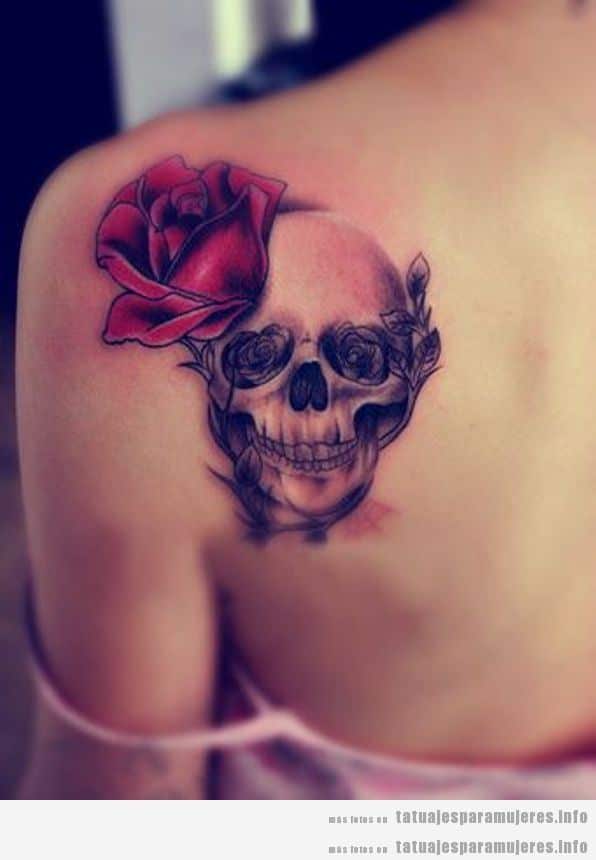 Tatuaje de mujer en el hombro, calavera y rosa