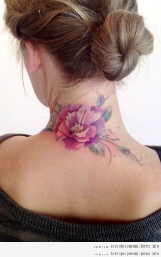 Tatuaje flor grande en la nuca