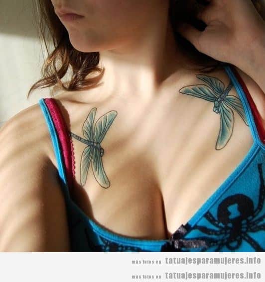 Tatuaje de dos libélulas en el pecho