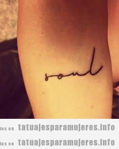 Tatuaje mujer con la palabra soul