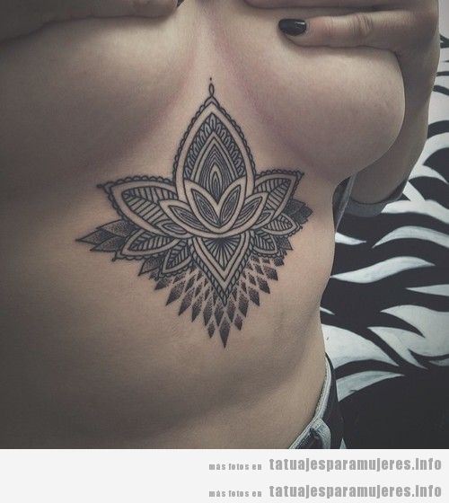 Tatuaje flor loto debajo pechos