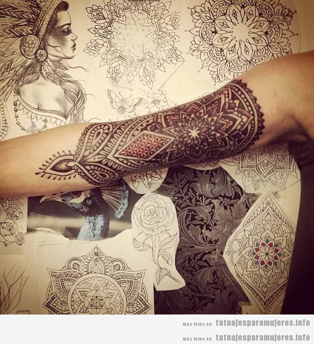 Tatuaje estilo geométrico hindú brazo