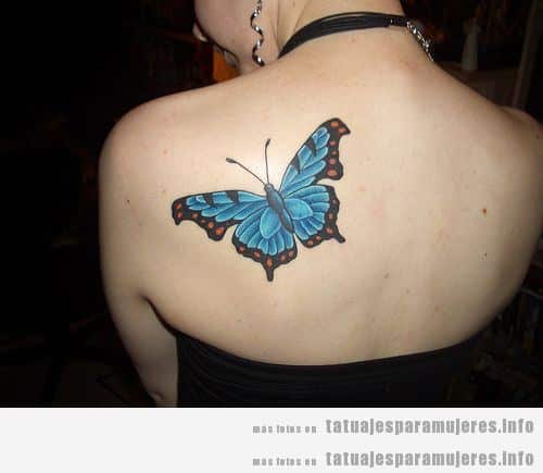 Tatuaje mariposa azul en la espalda