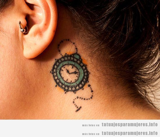 Tatuaje mujer, reloj de bolsillo detrás oreja