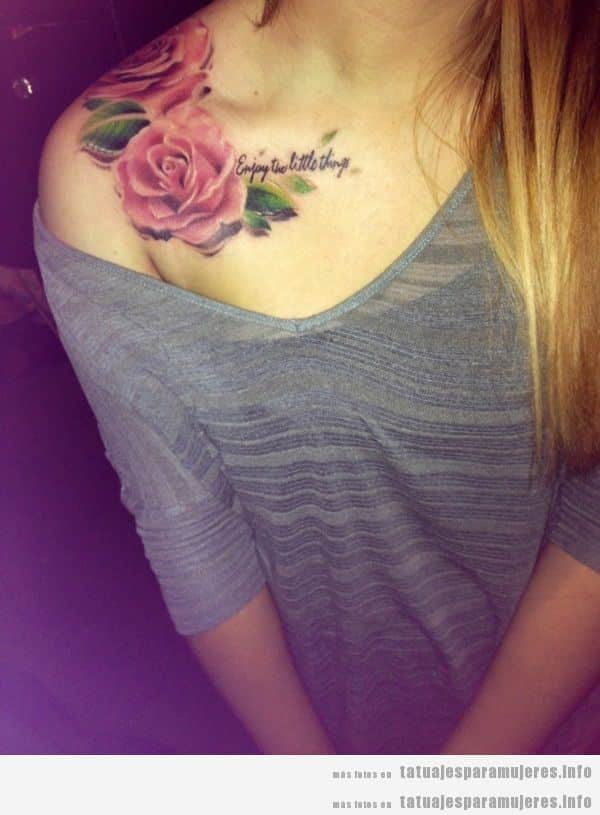 Tatuaje rosas hombro con una frase