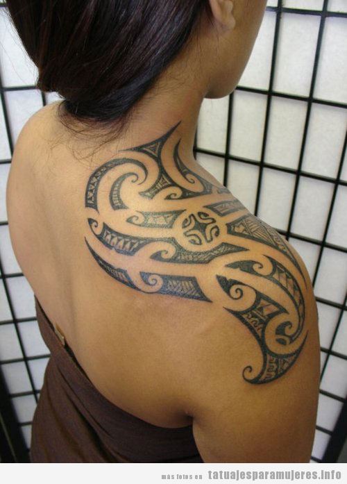 Tatuaje para mujer, un tribal hawainao en el hombro