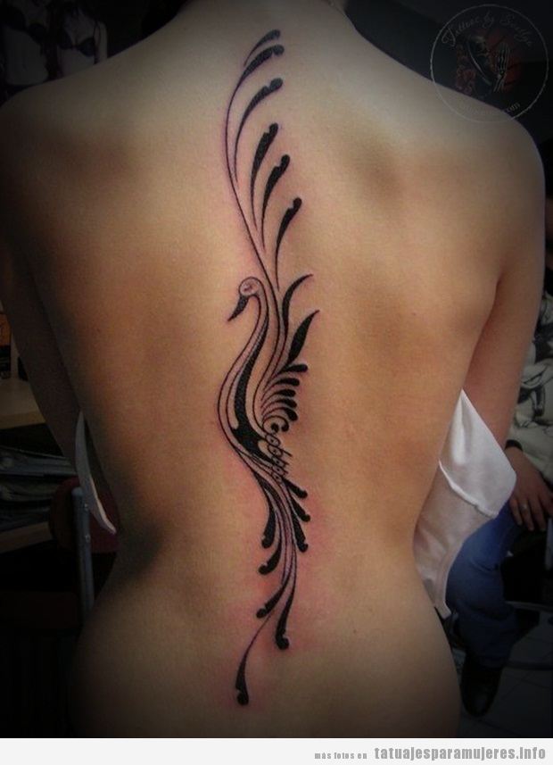 Tatuaje mujer pavo real en la vertical de espalda