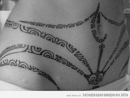 Tatuaje tribal para mujer en vientre y cadera
