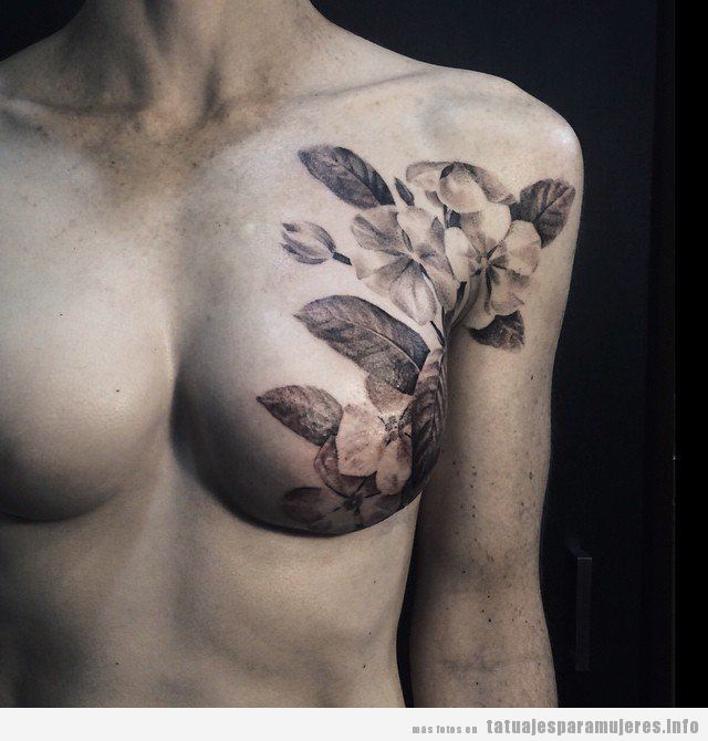 Tatuaje flores tras un cáncer pecho 3