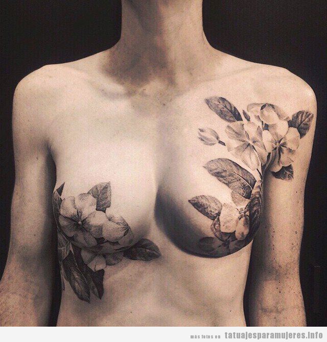 Tatuaje flores tras un cáncer mama