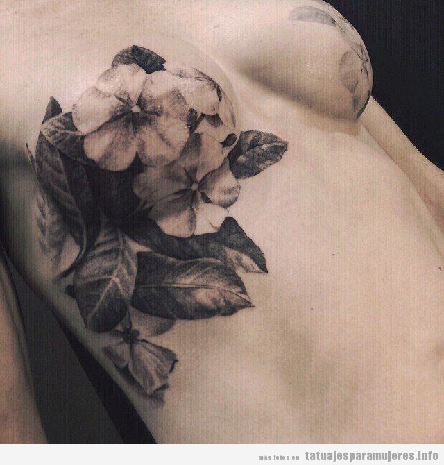 Tatuaje flores tras un cáncer pecho 2
